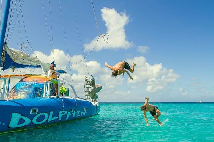 Catamaran Dolphin Snorkeling Cruise: Open bar, Light Lunch & I Love Aruba Shirt in Aruba