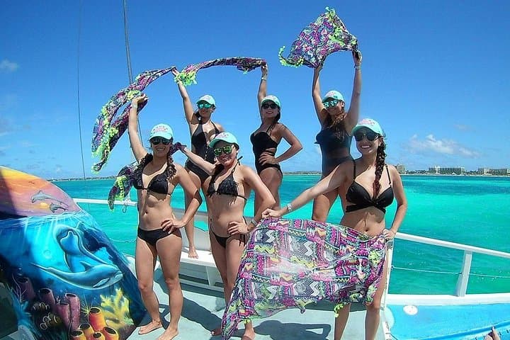 Catamaran Dolphin Snorkeling Cruise: Open bar, Light Lunch & I Love Aruba Shirt gallery photo 4