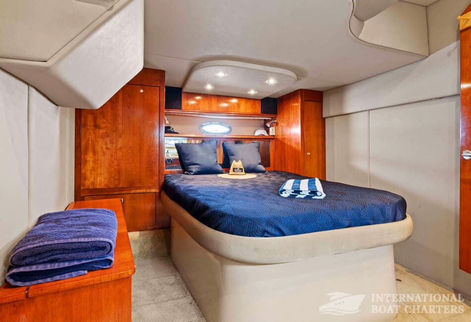 47-Foot Cruiser Express 440 Power Yacht photo highlight 8