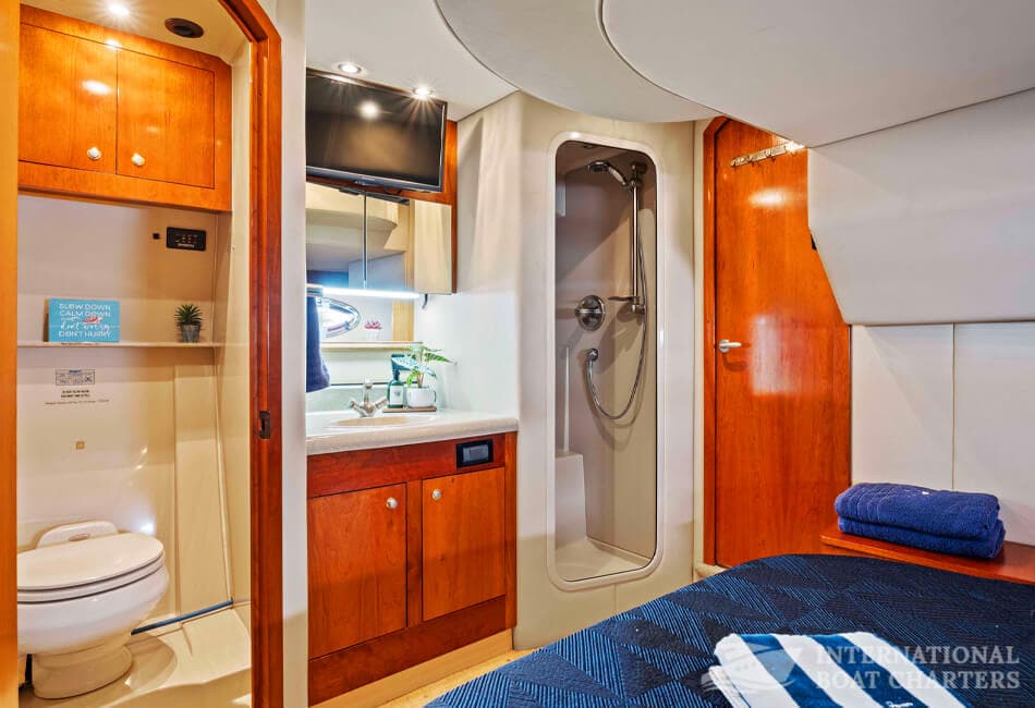 47-Foot Cruiser Express 440 Power Yacht photo highlight 9
